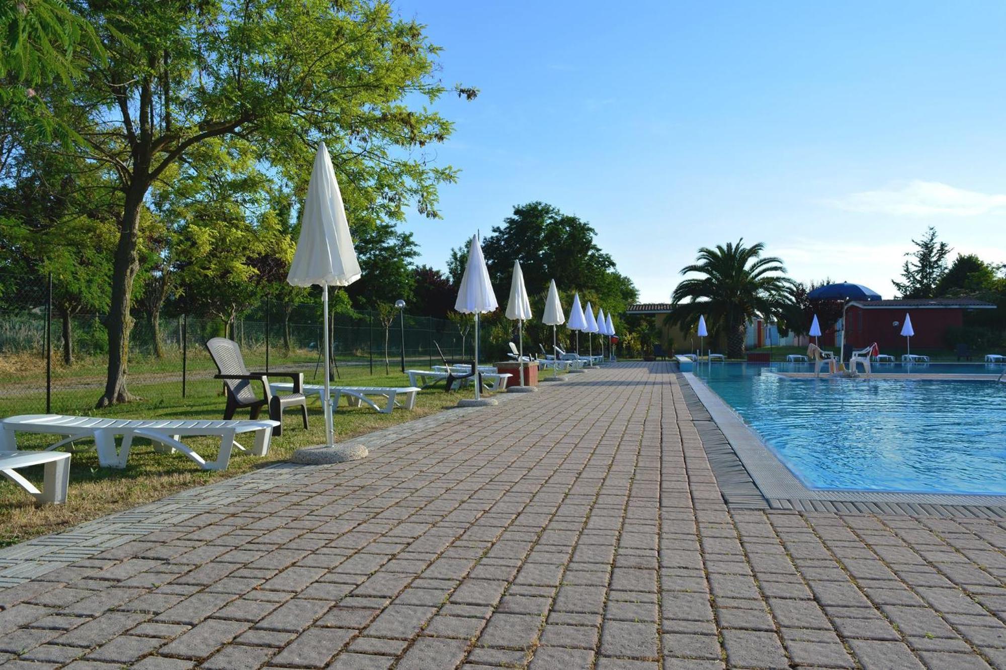 Centro Vacanze - Garden River Altidona Bagian luar foto