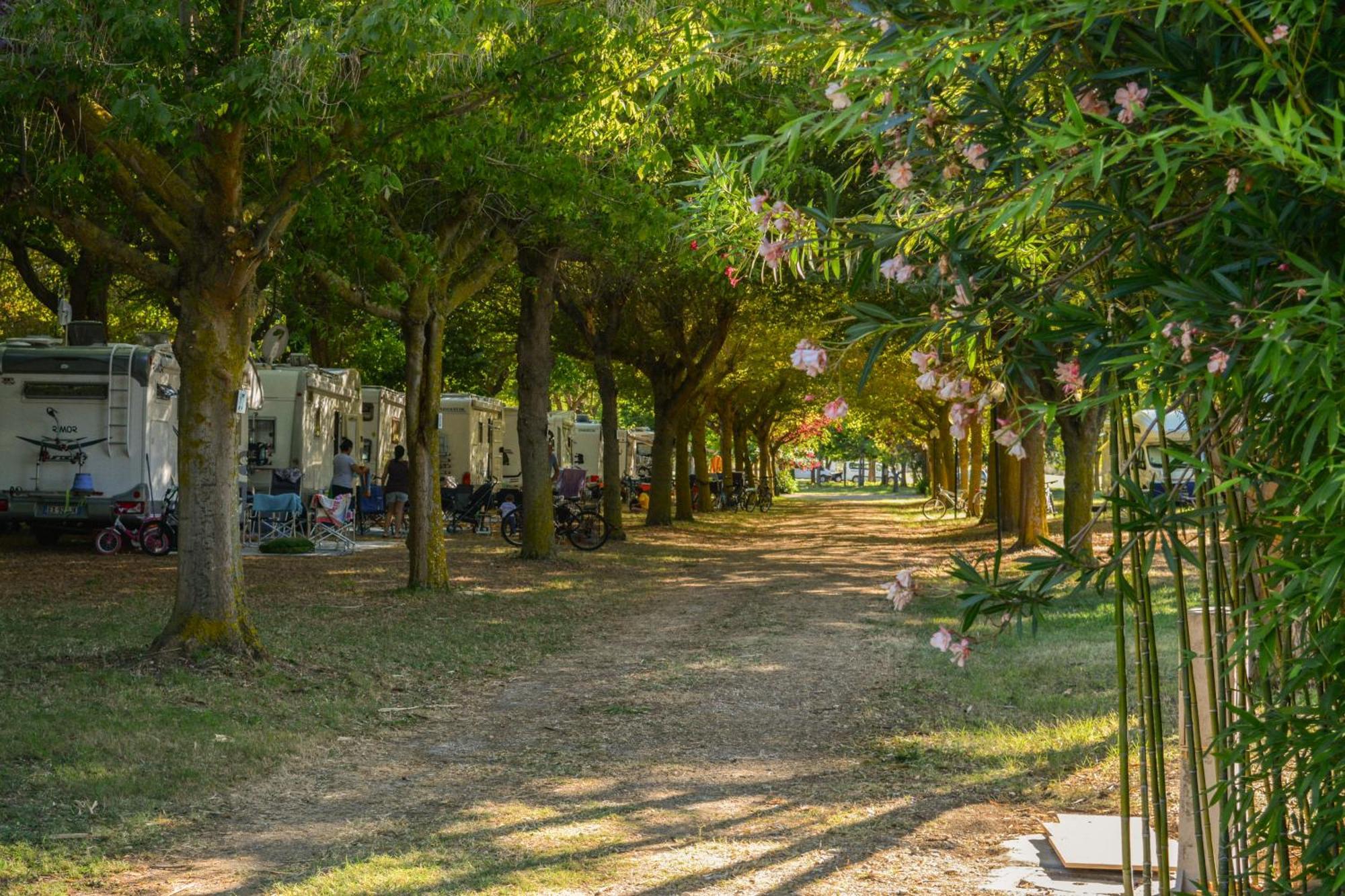 Centro Vacanze - Garden River Altidona Bagian luar foto